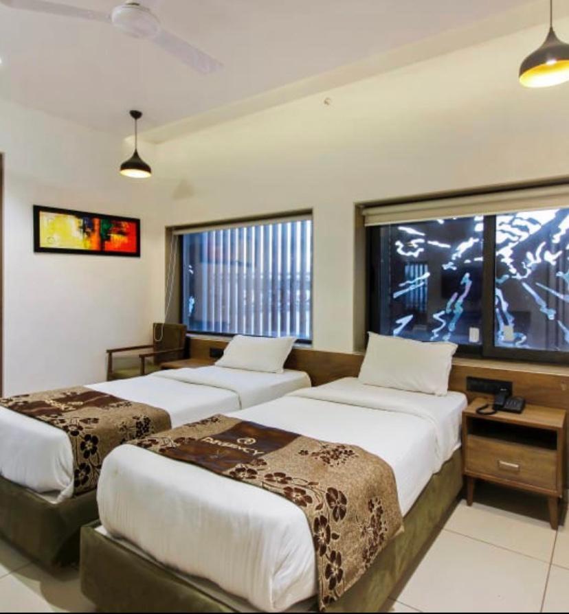 Hotel Regency Surat Exterior foto